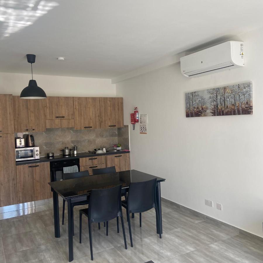 F10 Room 1, Private Double Room With Private Bathroom In Shared Flat Мсіда Екстер'єр фото